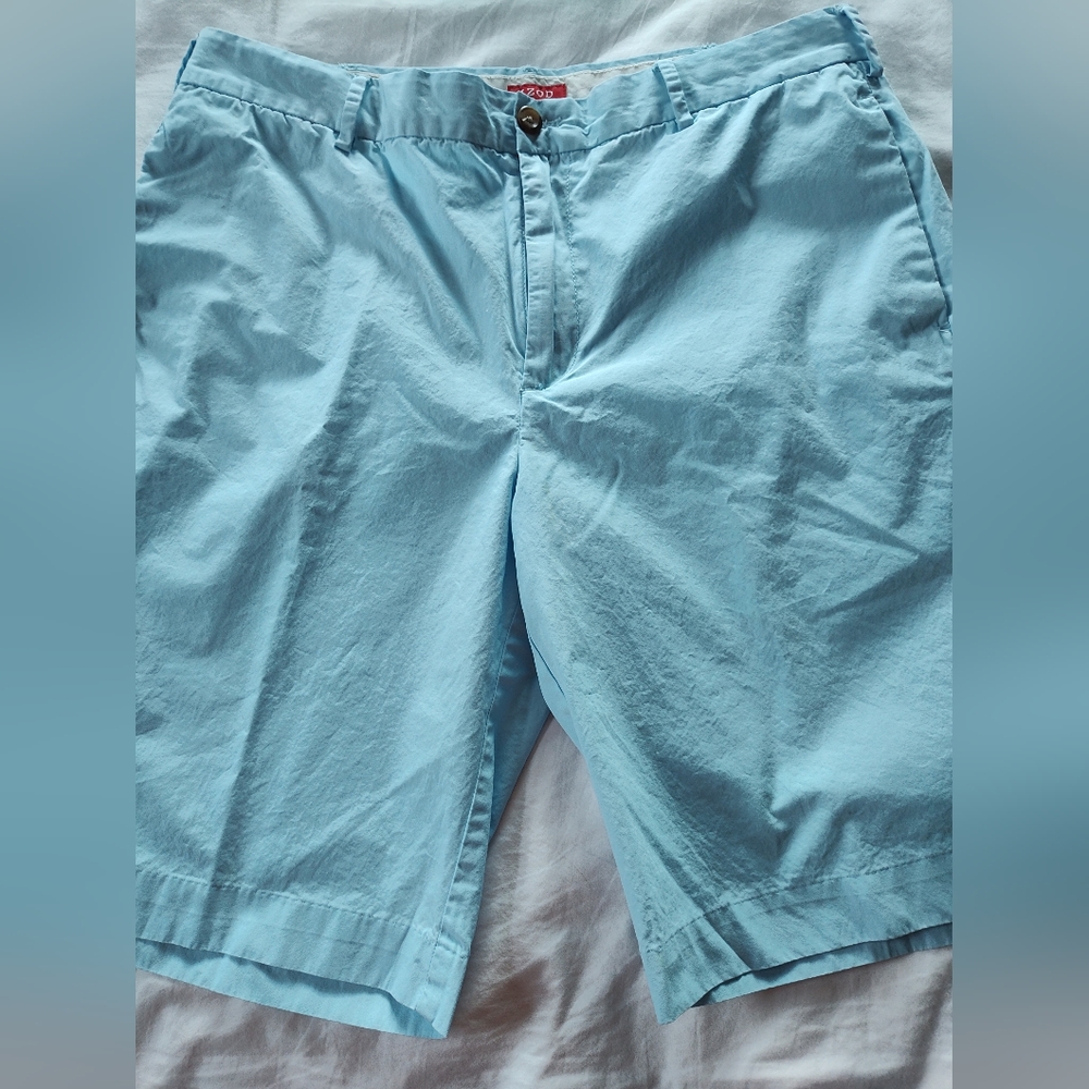 IZOD Men's Shorts. Size 36. Button/Zip Closure.